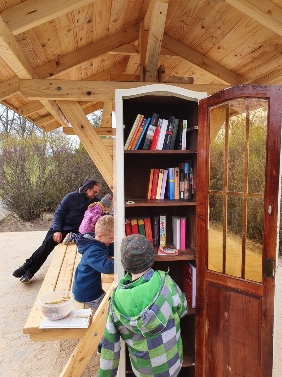 Offener Bücherschrank am Spielplatz